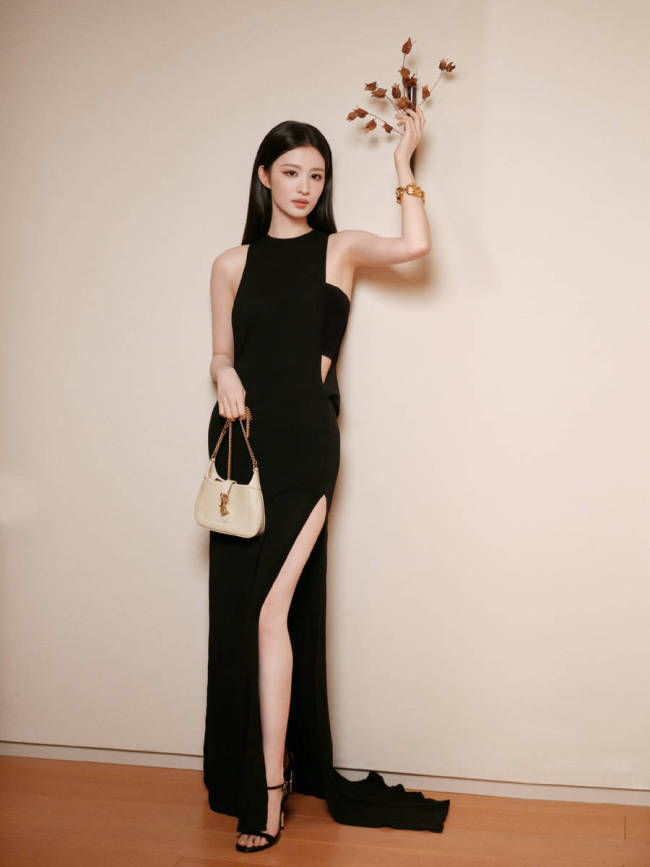 王楚然穿开衩长裙秀婀娜身材 黑长直造型冷艳酷飒
